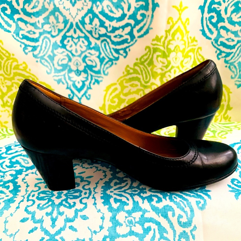 Clark’s Artesian Black Pumps for Daily Use